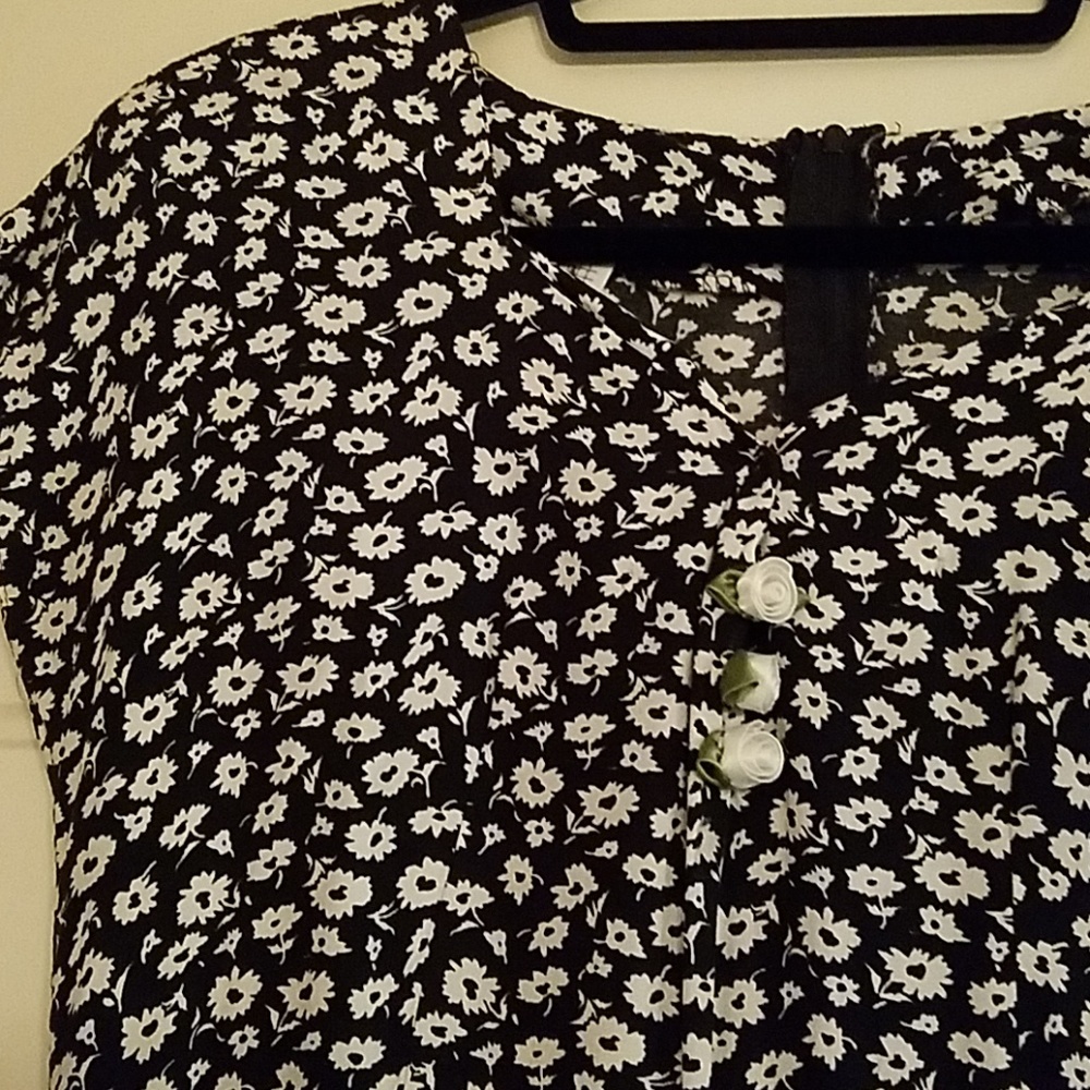 *SOLD* EUC ANNA White Roses Dress